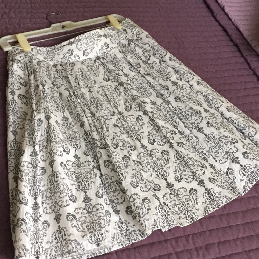 Loft Skirt Lightweight Size 4P Black White Print Lightweight